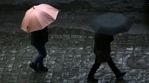 Imagen referencial de lluvia en Santiago.
