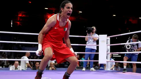 Imane Khelif peleará por medalla en el boxeo femenino de París 2024.

