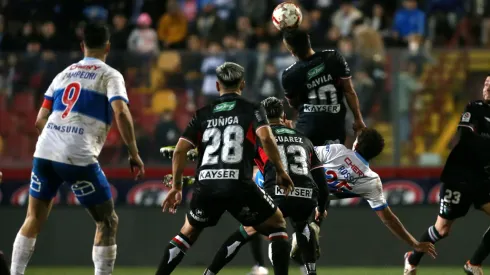 Juan Francisco Rossel apunto de anotar golazo de chilena para la UC ante Palestino.
