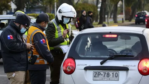 Conoce los vehículos que no podrán transitar por Santiago esta semana.
