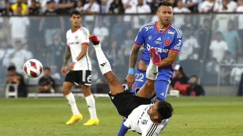 Matías Zaldivia jugando por la U ante Colo Colo.
