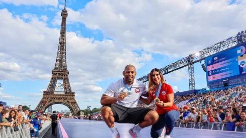 Los medallistas Francisca Crovetto y Yasmani Acosta desfilaron en París 2024
