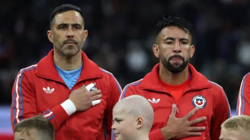 Claudio Bravo celebró el arribo de Mauricio Isla a Colo Colo de manera pública.
