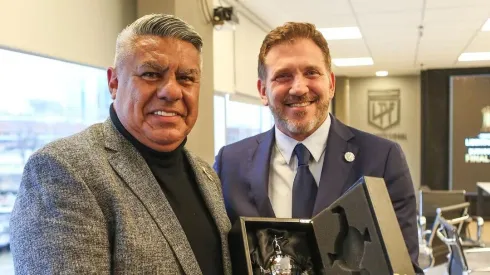 Chiqui Tapia junto a Domínguez, muy sonrientes
