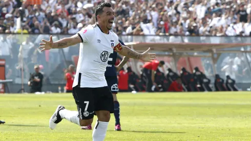 Esteban Paredes y una clásica imagen: celebrando ante la U.
