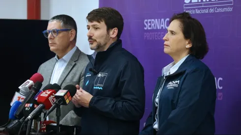 El ministro de Energía, Diego Pardow, el director del Sernac, Andrés Herrera y la presidenta de la Asociación Chilena de Municipalidades, Carolina Leitao.
