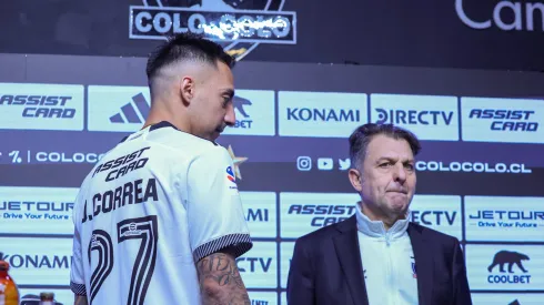 Javier Correa junto a Aníbal Mosa en su presentación como refuerzo de Colo Colo. 
