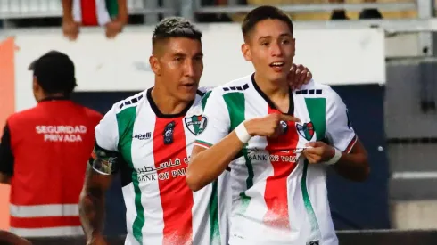 Palestino va por el primer golpe.
