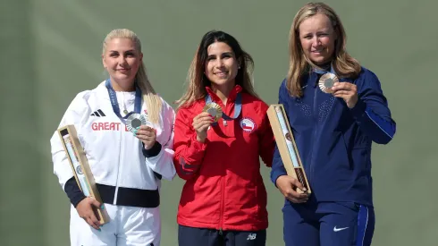 Francisca Crovetto con las medallistas del tiro skeet en París 2024.
