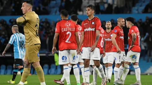 Huachipato fue goleado por Racing y quedó eliminado en Copa Sudamericana.
