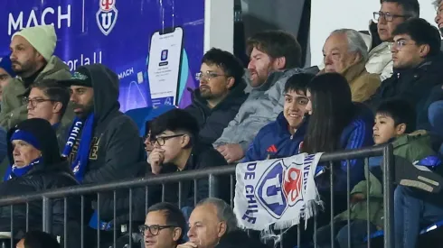 El presidente de Huachipato viendo a la U ante Cobreloa.
