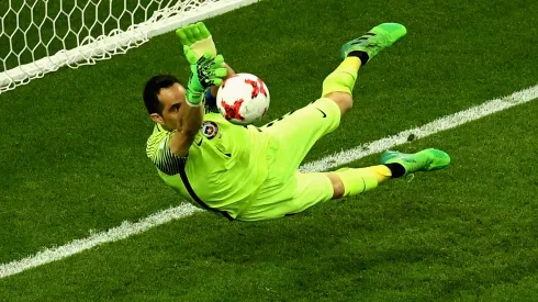 La prensa internacional hace eco del retiro de Claudio Bravo.
