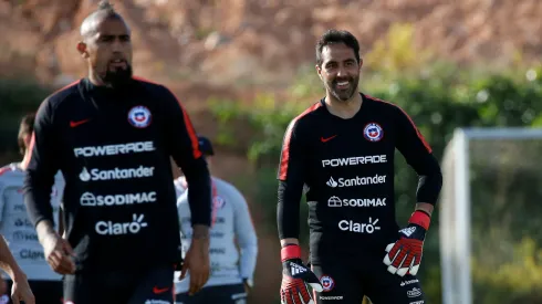 Claudio Bravo pone de ejemplo a Arturo Vidal para explicar por qué no se retiró en Colo Colo.
