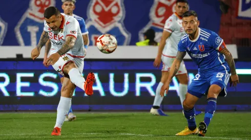 Emiliano Vecchio en guerra con su DT.
