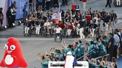 El Team ParaChile destacó con luz propia en el desfile inaugural de los Paralímpicos París 2024.
