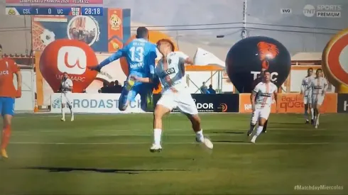 Jugador de Cobresal queda nocaut contra la UC.
