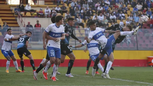 Jugador de Universidad Católica le rindió homenaje a Juan Izquierdo.
