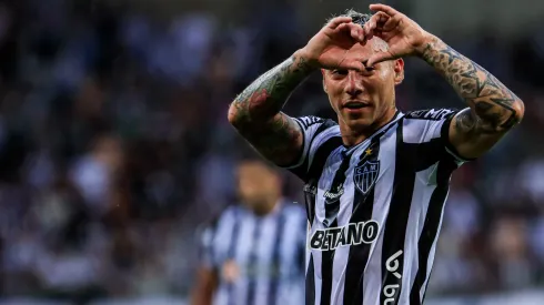 Eduardo Vargas anota su quinto gol de la temporada con Atlético Mineiro.
