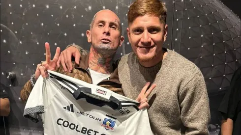 Emanuel Noir recibió de regalo la camiseta de Colo Colo.
