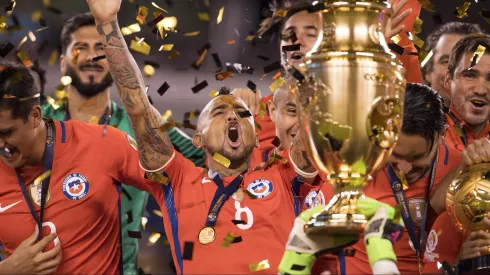 Arturo Vidal le recordó a Argentina las Copa América de 2015 y 2016.
