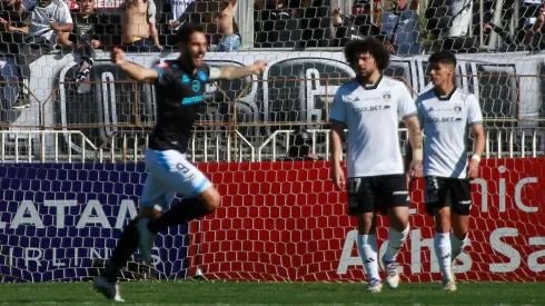 Joaquín Larrivey celebra sus goles ante Colo Colo.
