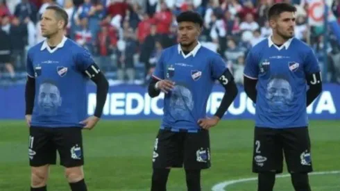 Los jugadores de Nacional con la camiseta de Juan Izquierdo
