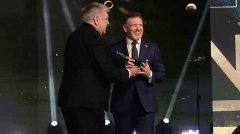 Alejandro Domínguez recibe importante premio de la TV argentina.
