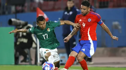 Mauricio Isla jugando por Chile ante Bolivia.
