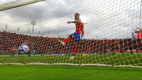 Carlos Lampe se lesionó y Eduardo Vargas quedó con el arco servido para el gol de Chile ante Bolivia.
