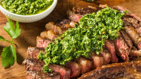 El chimichurri es un aliño clásico para la carne.
