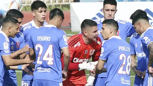 Cristóbal Campos junto a sus compañeros de la U
