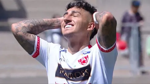 Bryan Soto se lamenta luego de estar cerca de hacer un gol desde media cancha
