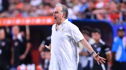 Bielsa no lo pasa bien en Uruguay 
