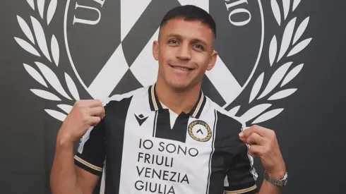 Alexis Sánchez no está jugando, pero alienta con todo al Udinese.
