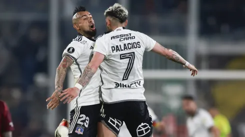 Arturo Vidal celebra con Carlos Palacios el gol de Colo Colo.
