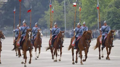 Santiago, 19 de septiembre de 2023.<br />
Las escuelas martrices marchan en la elipse del Parque O’higgins durante la Parada militar 2023.
