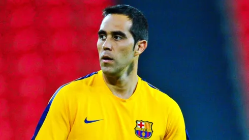 Bravo se ofreció a salir del retiro para atajar en Barcelona.
