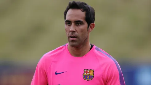 Claudio Bravo expresó a un medio árabe que estaría dispuesto a salir del retiro para jugar en Barcelona.
