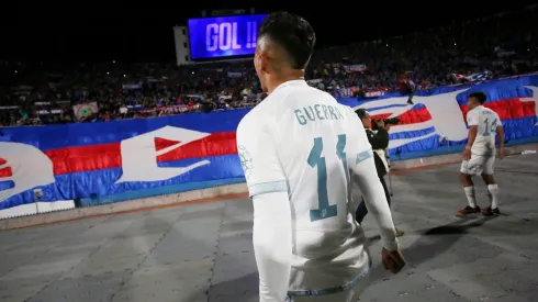 Nicolás Guerra celebra con los hinchas de U de Chile.
