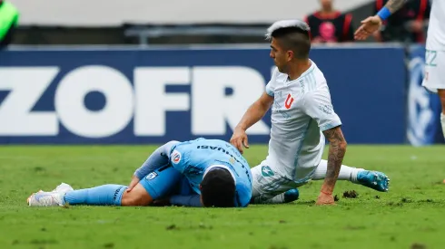 El momento de la falta de Leandro Fernández ante Iquique.
