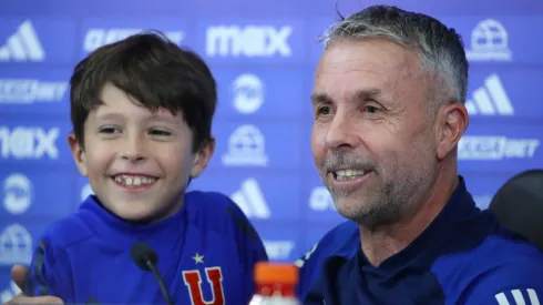 Gustavo Álvarez estuvo con su hijo en la conferencia de prensa en la U.
