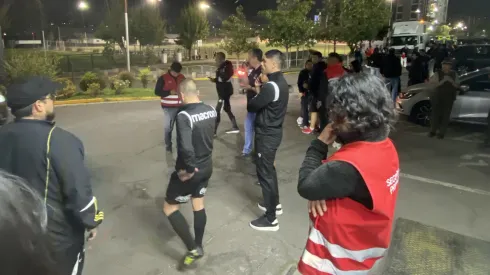 Le robaron los celulares a los árbitros en el camarín del estadio Monumental.
