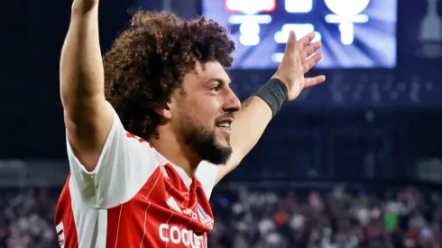 El Peluca sigue ganándose el cariño de los hinchas albos. 
