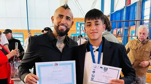 Monito ya no es el tierno niño que Chile conoció: hoy es un adolescente y decidió ser futbolista.
