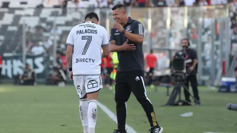 Jorge Almirón le prestó ropa a Carlos Palacios.
