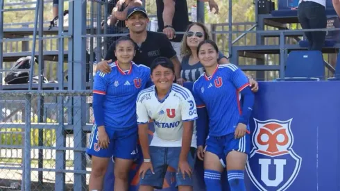 Chuy Suazo goza con jugadores de la U.
