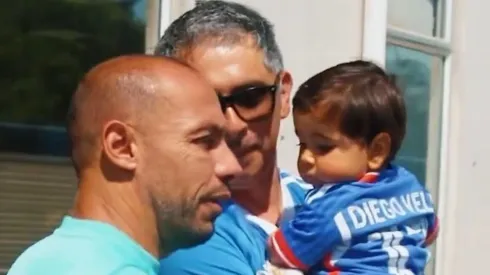 Marcelo Díaz el capitán de la U con el pequeño Diego.
