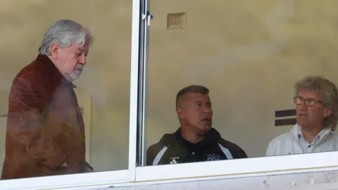 Jorge Almirón en la cabina ante Huachipato.
