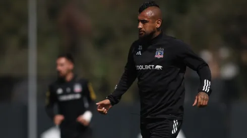 Arturo Vidal entrena junto al plantel de Colo Colo.
