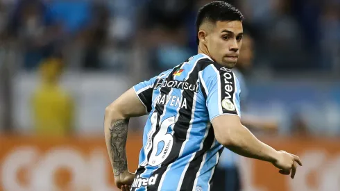 Alexander Aravena recibe elogios del técnico de Gremio.
